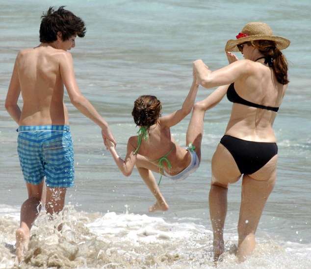 В нижнем белье перед сыном. Стефани Сеймур с сыном. Стефани Сеймур с сыном 2011. Стефани Сеймур с сыном 2022.