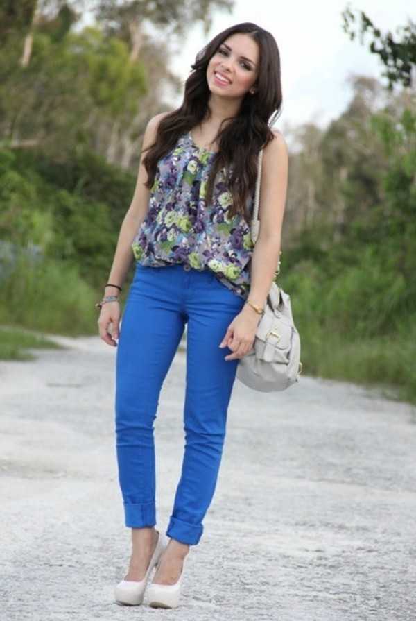 Блузка синим брюкам. Яркие джинсы. Образ с голубыми брюками. Яркие блузки к джинсам. Блузка к синим брюкам.