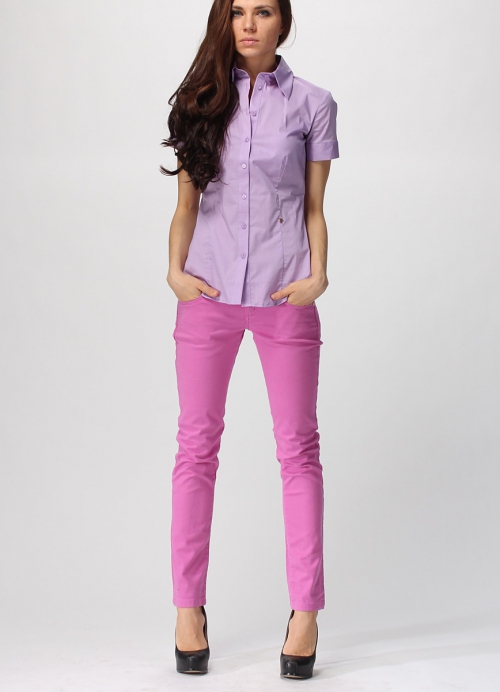 Розовые джинсы и фиолетовая рубашка