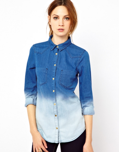 Девушка в рубашке из джинсовой ткани