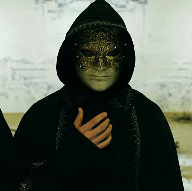 Анонимные объявления masked. Тэхен в маскарадной маске. Fake Love BTS В масках. Клип в масках.
