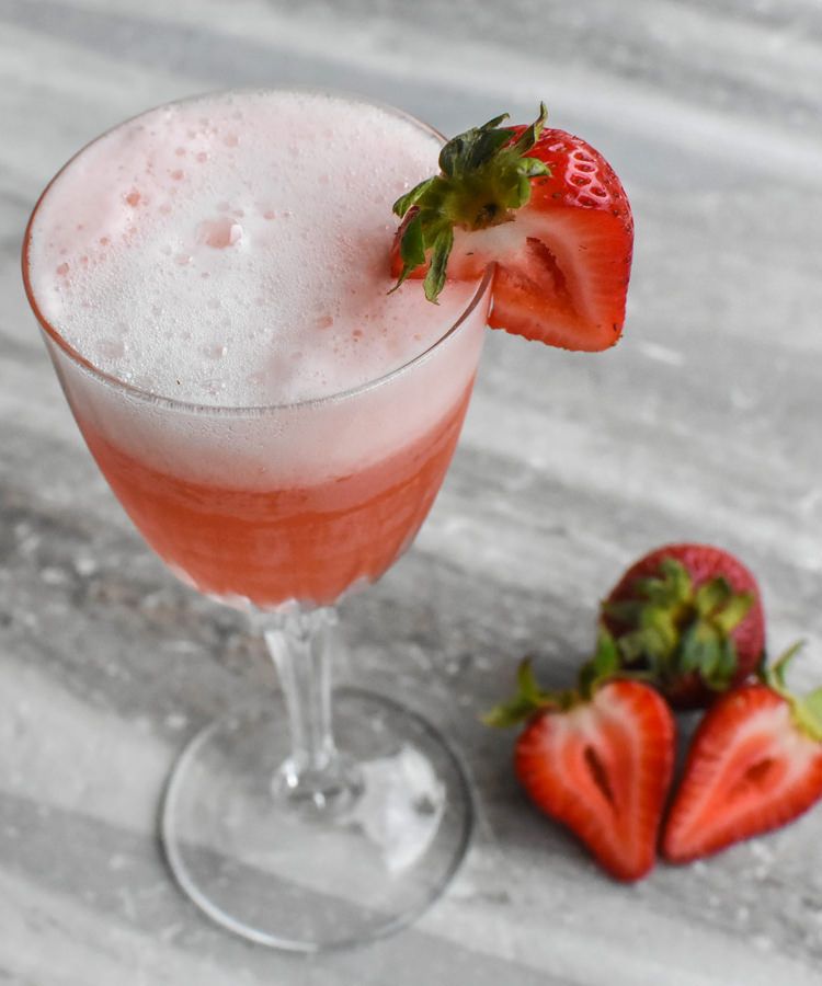 Коктейль с просекко. Strawberry Bellini. Коктейль sparkling Strawberry. Коктейль Беллини с клубникой. Шампанское с клубникой коктейль.