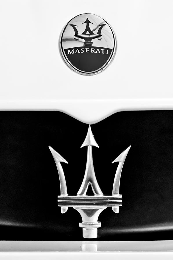 Машина знак трезубец. Марка машины Maserati. Мазерати значок. Эмблема машины Мазерати. Логотип автомобиля трезубец.