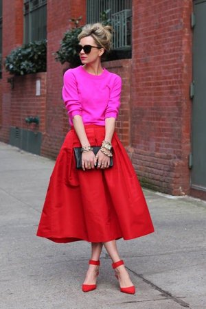 Красная юбка с розовой кофтой