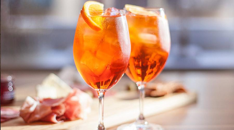 aperol spritz апероль спритц шпритц коктейль бокал винный с напитком оранжевого цвета и долькой апельсина