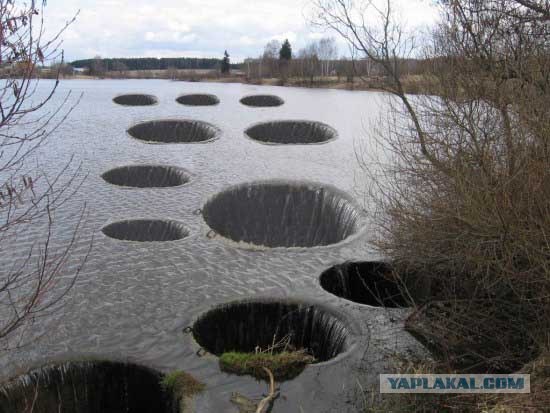 Зачем сливают. Воронки в водоемах. Воронка в водоеме. Дыры в водоемах. Воронка в реке.