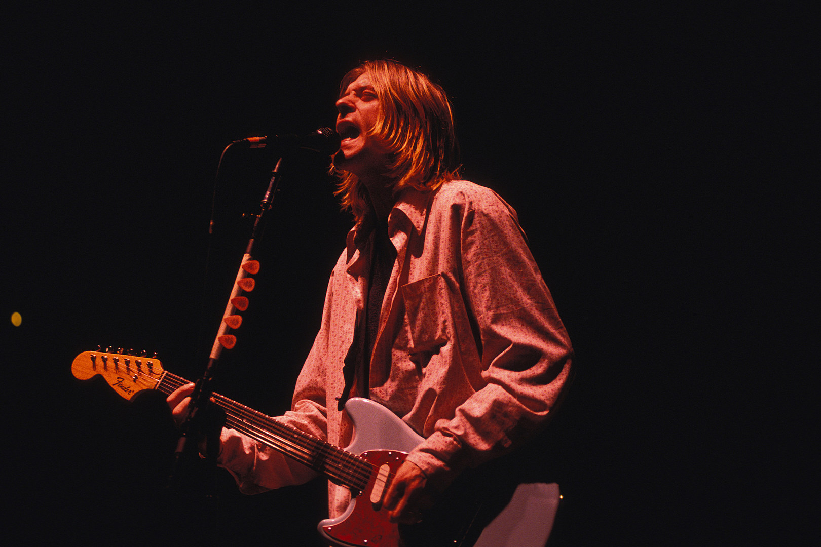 Nirvana guitar. Курт Кобейн. Кобейн 1994. Курт Кобейн и Nirvana. Kurt Cobain 1994.