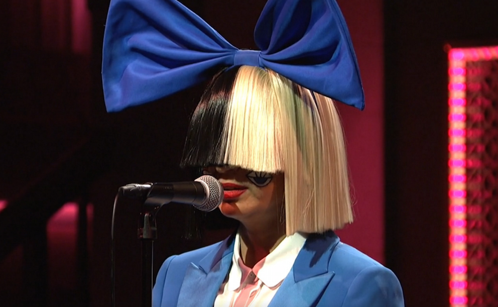 Песня девочки вики. Sia Singer. Sia 2022 певица. Сиа в парике. Sia певица лайв.