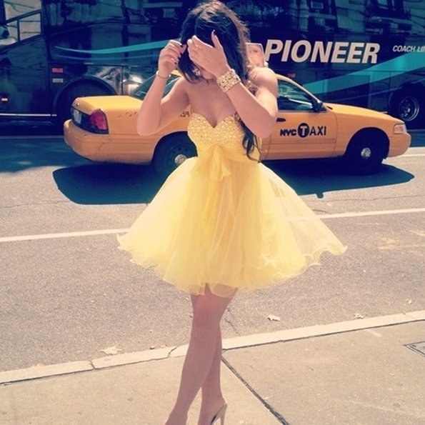 Красивое пышное платье желтого цвета - фото