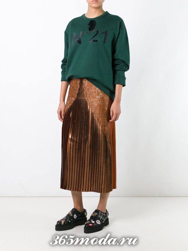 блестящая юбка плиссе с гипюровыми вставками со свитшотом с чем носить
