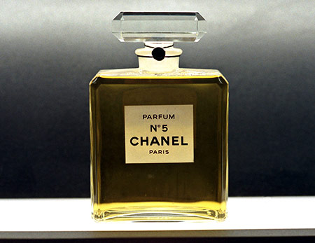 Простой флакон Chanel № 5 занял достойное место среди модных тогда фантазийных пузырьков