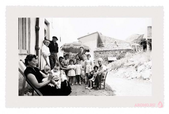 Жан-Клод Эллена в возрасте 5 лет (первый ребенок слева под зонтиком) со своей семьей в Сераноне, округ Грасс