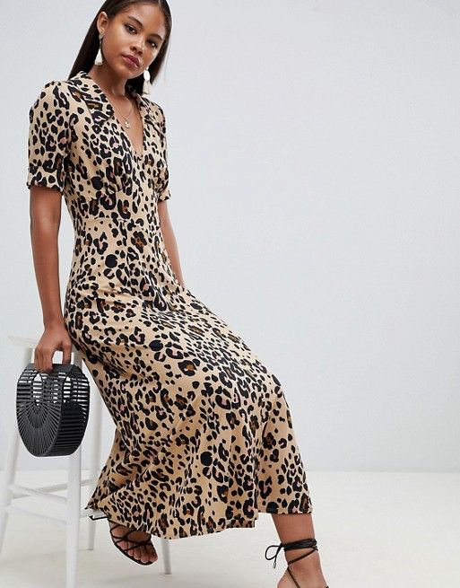 С чем носить леопардовое платье − с чёрными босоножками и сумкой