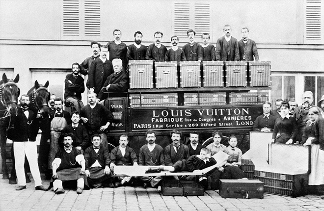 Сотрудники фабрики Louis Vuitton