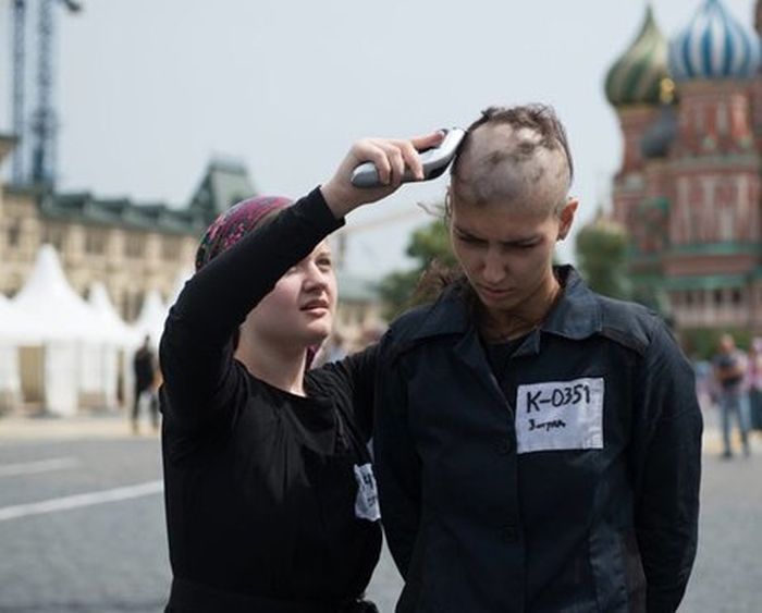 Самые запоминающиеся перформансы российских художников-акционистов (7 фото + 10 фото)