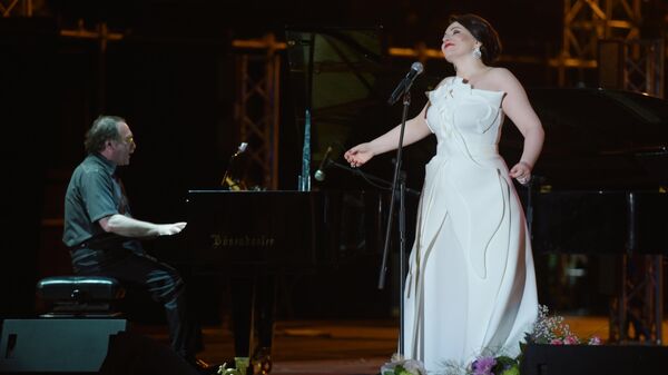 Оперная певица Хибла Герзмава и пианист-джазмен Даниил Крамер во время выступления с концертом Опера. Джаз. Блюз