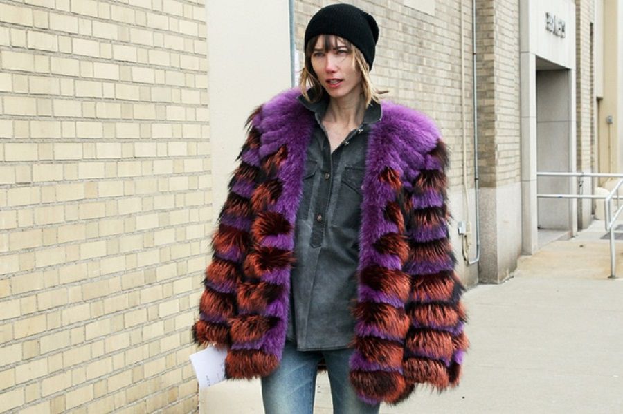 Выбираем яркие меховые наряды из розовой норки, зеленого каракуля или красной лисы: прощаемся с осенней хандрой, фото № 11 Выбираем яркие меховые наряды из розовой норки, зеленого каракуля или красной лисы: прощаемся с осенней хандрой, фото № 11