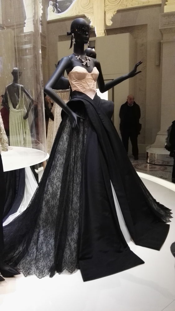Мечты приводят в Париж, или Новая выставка «Christian Dior: кутюрье мечты», фото № 37