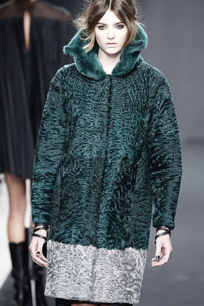 Выбираем яркие меховые наряды из розовой норки, зеленого каракуля или красной лисы: прощаемся с осенней хандрой, фото № 36 Выбираем яркие меховые наряды из розовой норки, зеленого каракуля или красной лисы: прощаемся с осенней хандрой, фото № 36