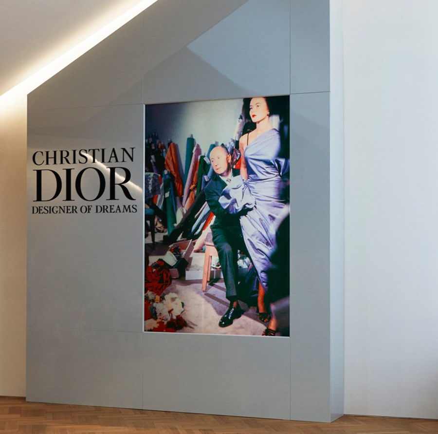 Dior признается в любви к Англии: в Лондоне открылась выставка-ретроспектива Кристиана Диора, фото № 2