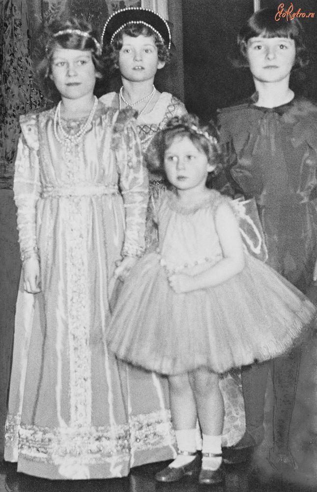 Подборка детских фотографий королевы Елизаветы II. (92 фото), фото № 74
