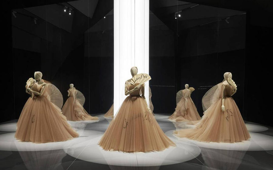 Dior признается в любви к Англии: в Лондоне открылась выставка-ретроспектива Кристиана Диора, фото № 1
