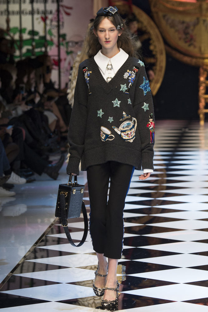 Экстравагантные принты, роскошные ткани, обилие ярких аксессуаров в коллекции Dolce&Gabbana осень-зима 2016/2017, фото № 50