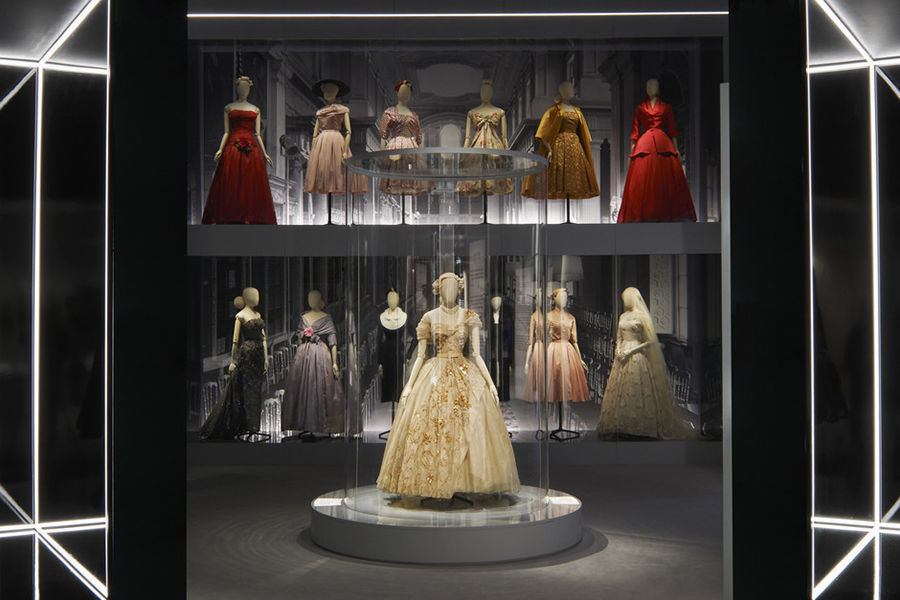 Dior признается в любви к Англии: в Лондоне открылась выставка-ретроспектива Кристиана Диора, фото № 4