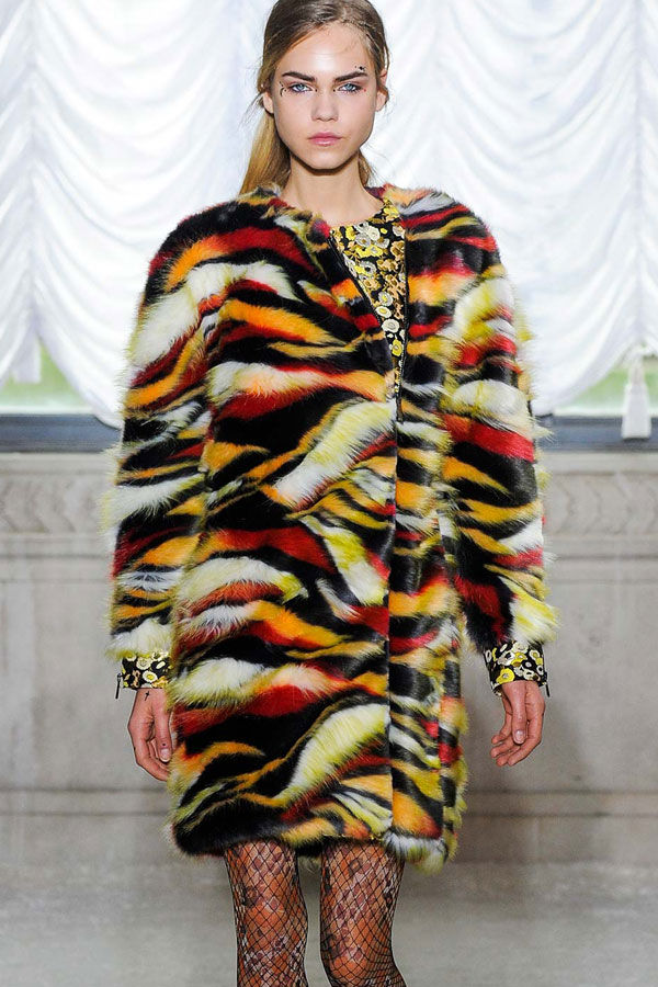 Меховые шарфы, манжеты, юбки и платья: модный тренд в нарядах известных дизайнеров, фото № 18