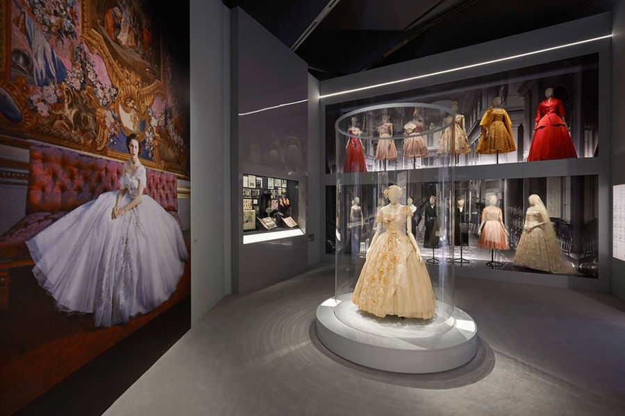 Dior признается в любви к Англии: в Лондоне открылась выставка-ретроспектива Кристиана Диора, фото № 35