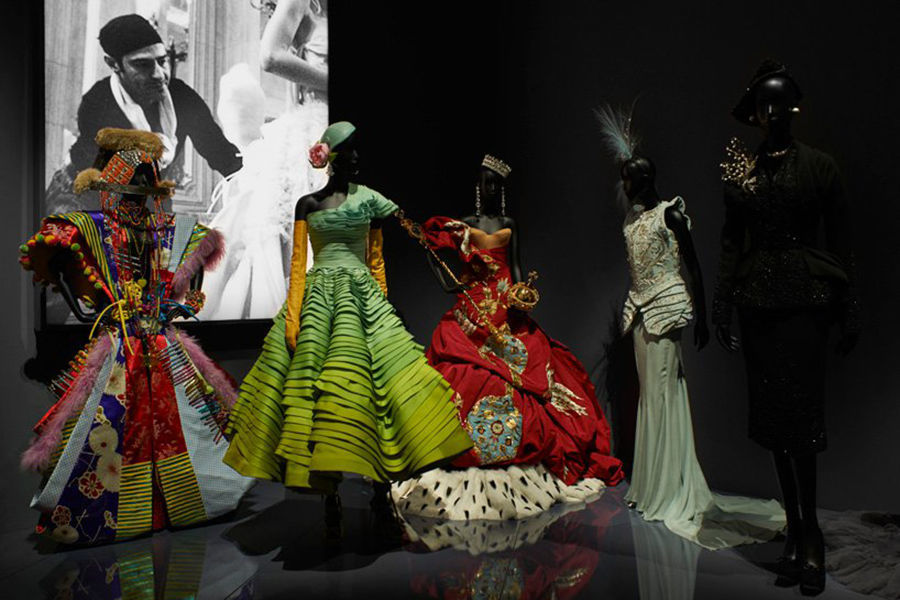 Dior признается в любви к Англии: в Лондоне открылась выставка-ретроспектива Кристиана Диора, фото № 12