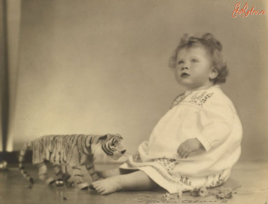 Подборка детских фотографий королевы Елизаветы II. (92 фото), фото № 15