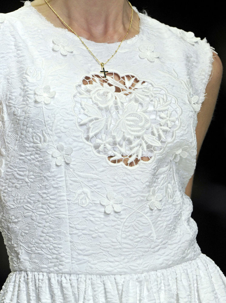 Кружевное изящество в коллекции Dolce & Gabbana весна-лето 2011, фото № 25