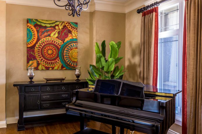 шторы в комнате с золотыми обоями шторы в комнате с золотыми обоями