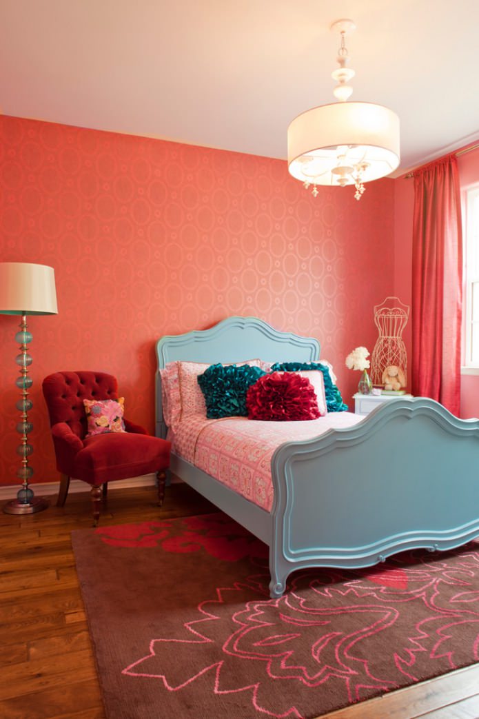 бирюзово-красная спальня с белым потолком