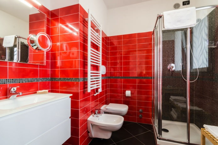 красная плитка на стенах в ванной