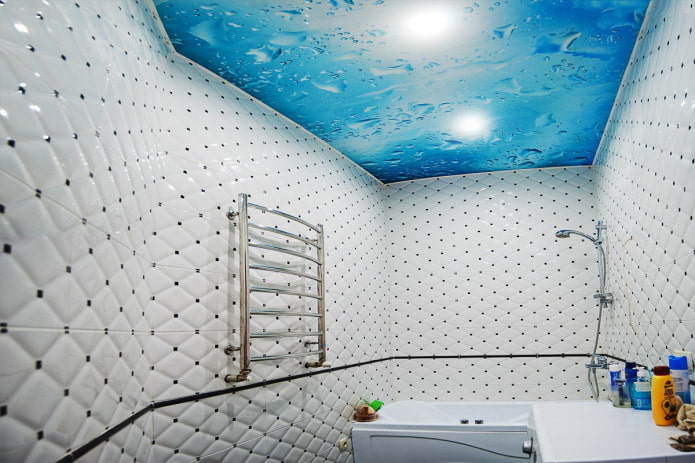 голубое натяжное полотно в ванной
