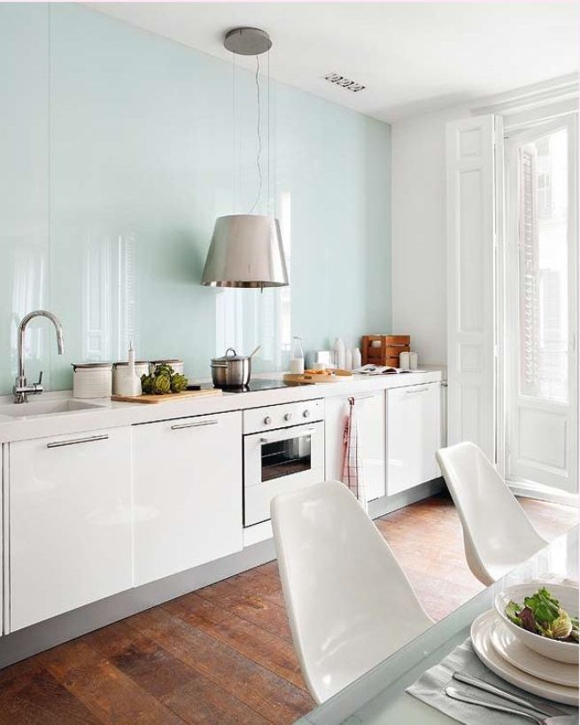 Светлая кухня с глянцевой стеной голубого цвета