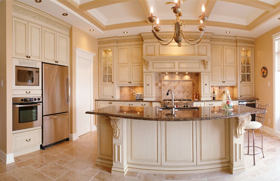Кухонный остров в кухне с персиковой мебелью