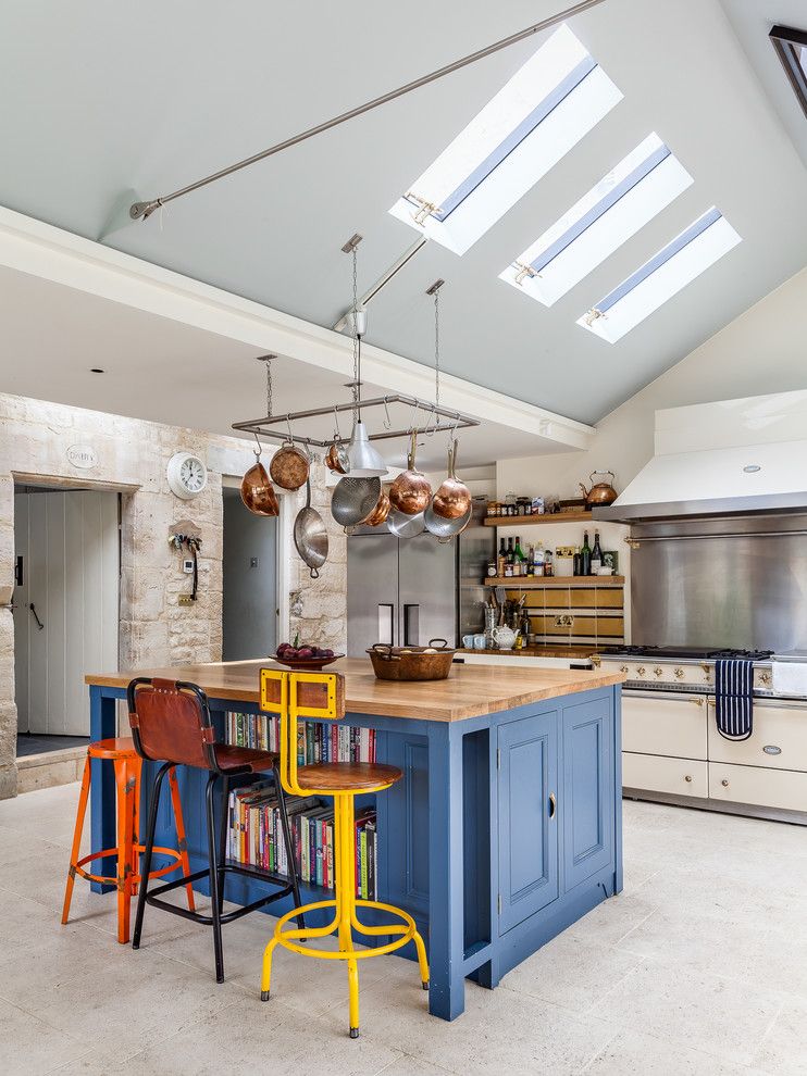 Барные стулья контрастной расцветке на кухне с голубым потолком