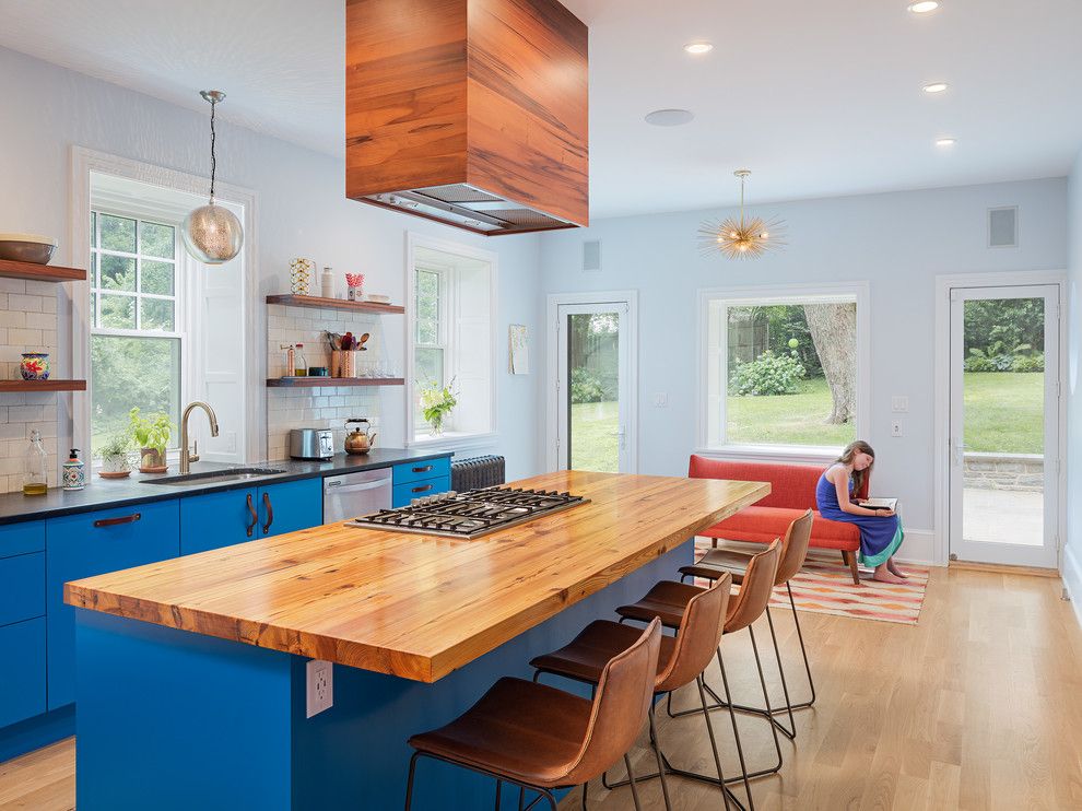 Дизайн большой кухни в частном доме с голубыми стенами