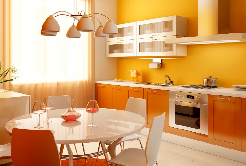 Желтая стена кухни с персиковой мебелью