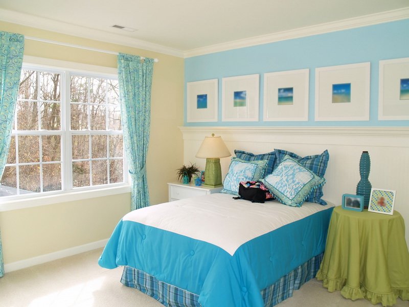 Голубой цвет стен в интерьере спальни
