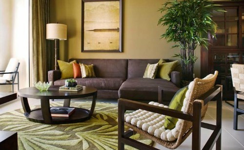 Фото: сочетание зеленого и коричневого создаст в вашей гостиной природную атмосферу