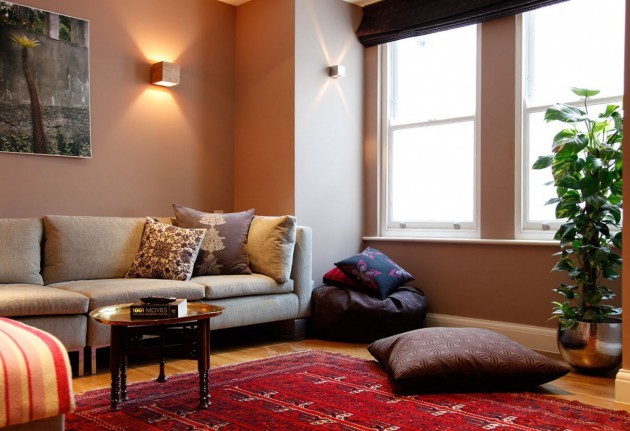 Фото: сочетание зеленого и коричневого создаст в вашей гостиной природную атмосферу