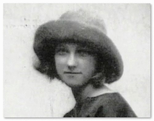 Olga-Khokhlova_Pablo-Picasso_Maria-Chabelska-et-Jean-Cocteau_Paris_Photo_1917.jpg