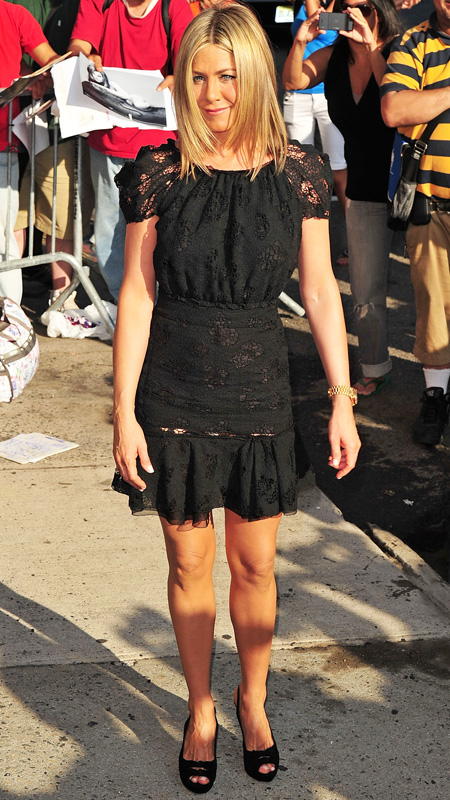 Дженнифер Энистон в маленьком черном платье от  Nina Ricci