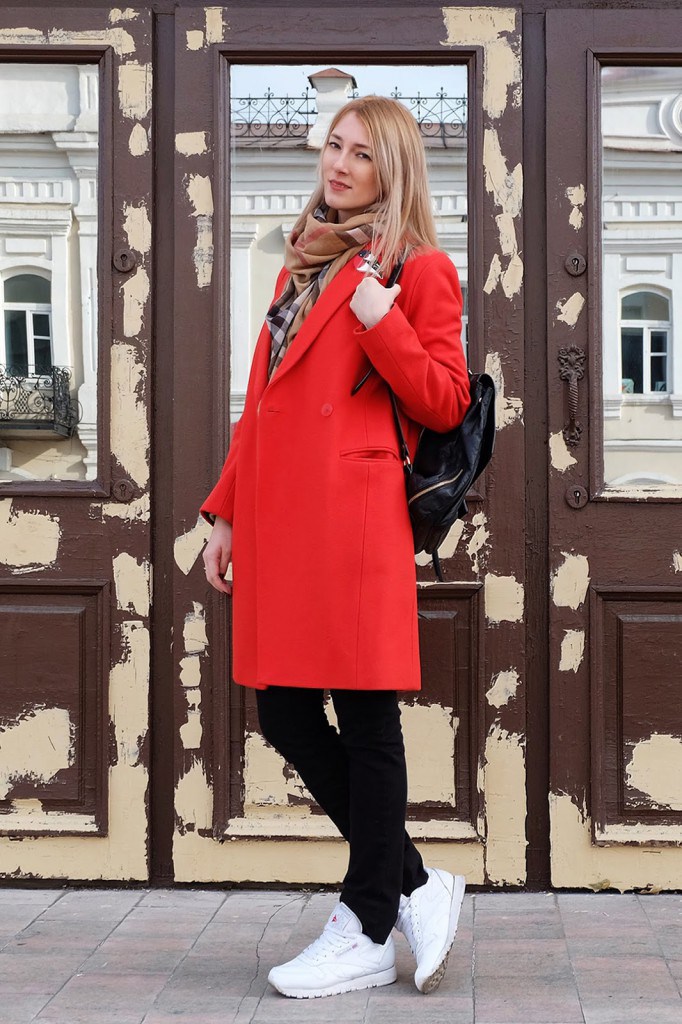 Красное пальто с рюкзаком и кроссовками