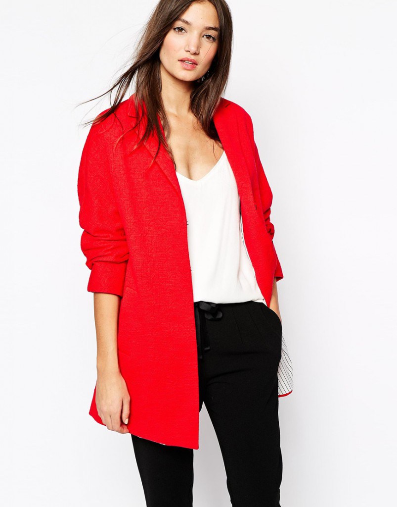 Красное пальто с белой кофтой