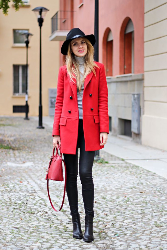Красное пальто с брюками, водолазкой и шляпкой